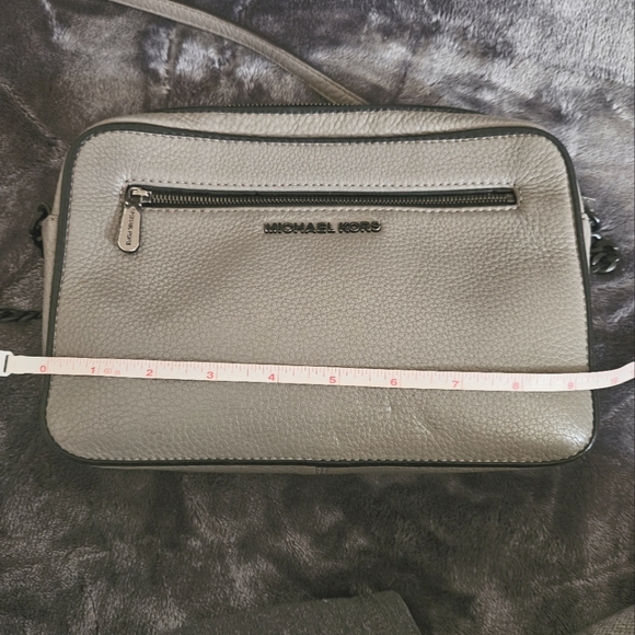 Michael Kors crossbody - Picture 1 of 4